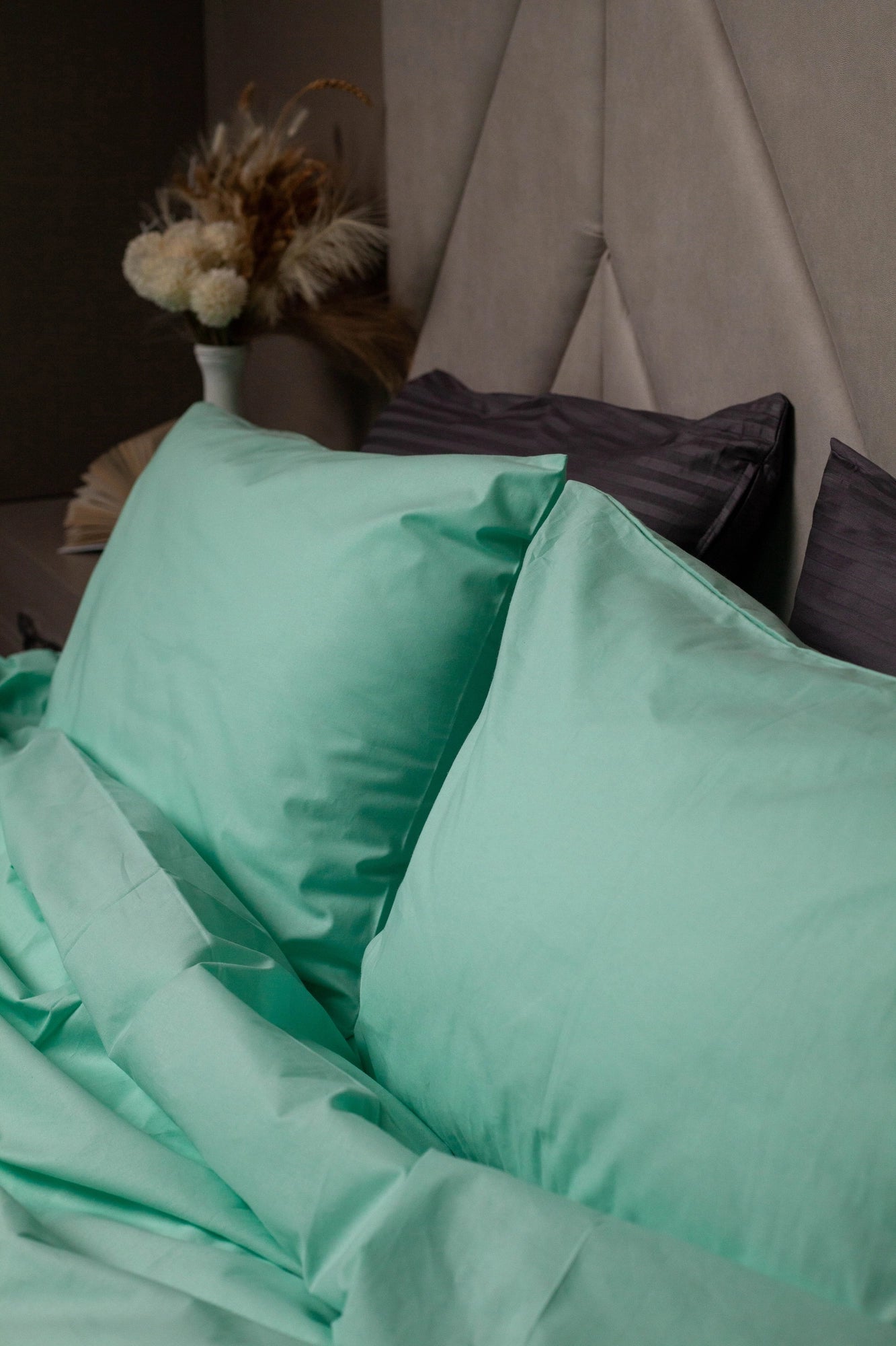 Glacial Waters ranforce pillowcases and duvet cover on a neatly made bed