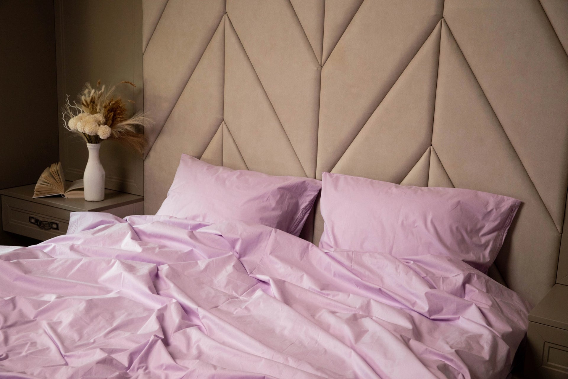 Stacked ranforce bedding set in soft lilac color, including pillowcases and sheets from Supreme Rest