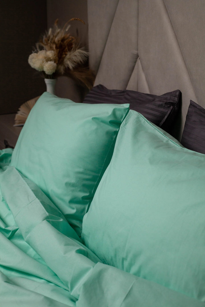 Glacial Waters ranforce pillowcases and duvet cover on a neatly made bed